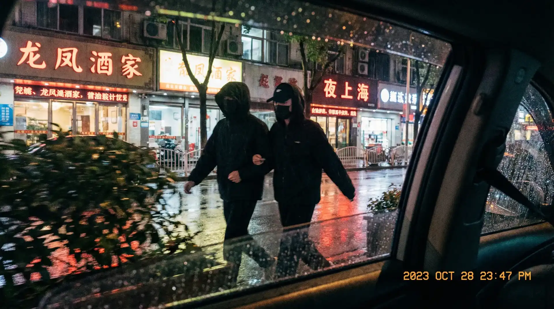 凤凰体育app - 顶流明星深夜密会现场抓拍照片